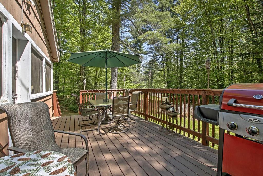 Pet-Friendly Cabin with Fire Pit, BBQ and Great Deck!